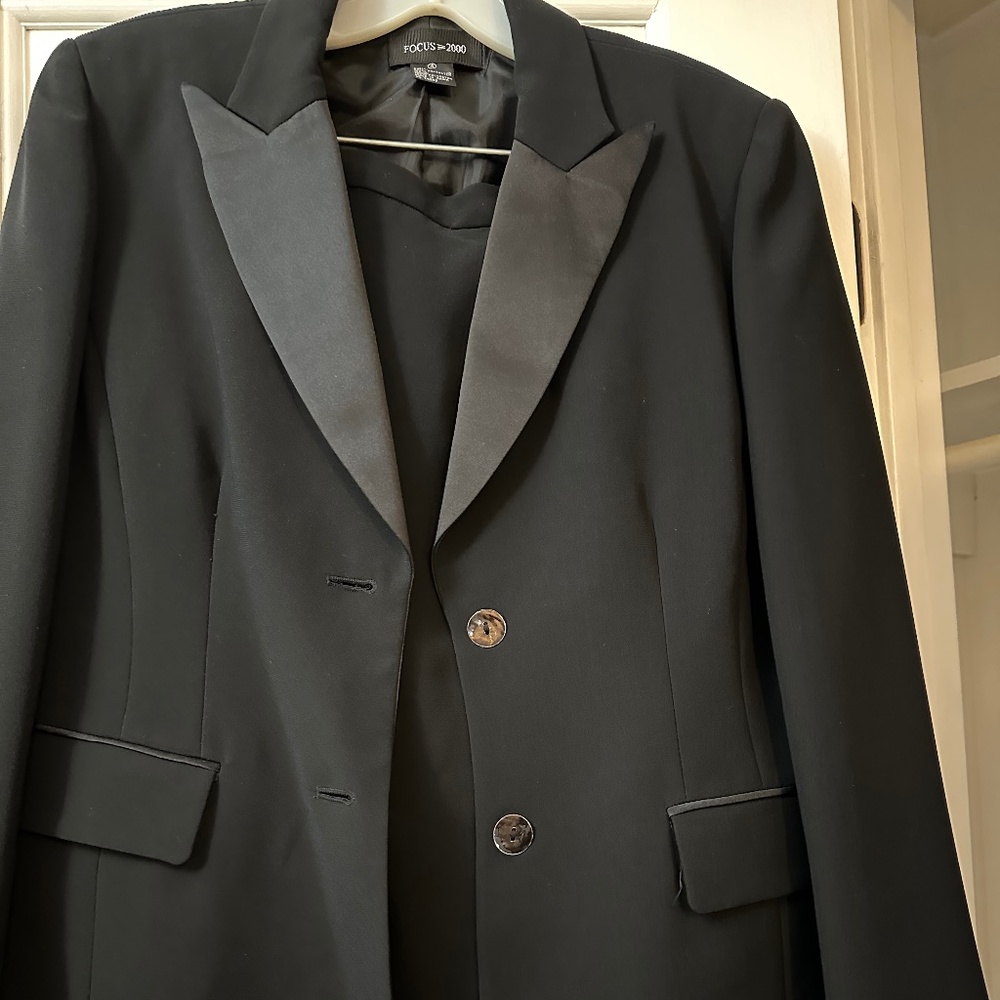 Ladies suit - Picture 3 of 4